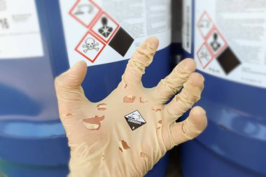 Eldivenler kimyasal aşındırıcı ve tehlikeyle yırtılmış. 