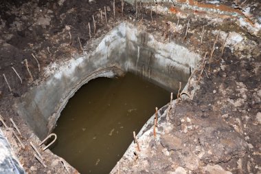 Yolun kenarına bir lağım inşa ediliyor ve geceleri keskin bir demir var. 