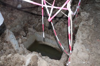 Yolun kenarına bir lağım inşa ediliyor ve geceleri keskin bir demir var. 