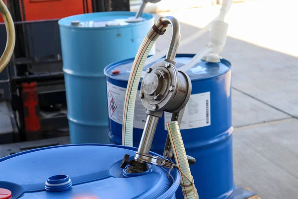 Fabrika ve Pompa 'da kimyasal tanklar endüstride veya laboratuvarda kullanılır.