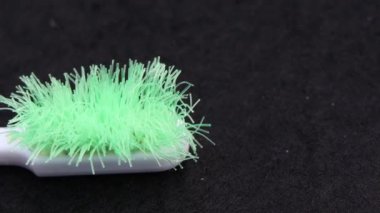 eski diş fırçası ve siyah arkaplan üzerinde sert 