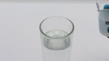 Camdaki klor çözeltisi, bakterileri öldürmek ya da laboratuarda deney yapmak için kullanılır. 