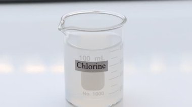 Camdaki klor çözeltisi, bakterileri öldürmek ya da laboratuarda deney yapmak için kullanılır. 