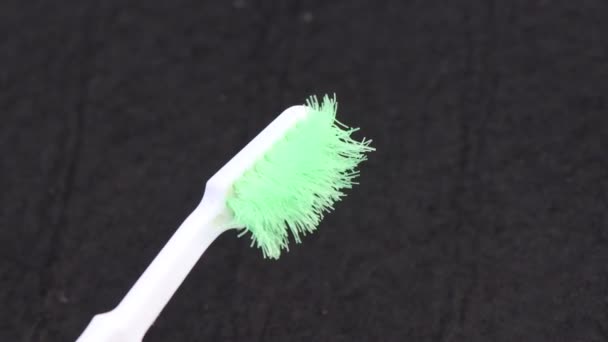 古い歯ブラシと黒の背景に固い — ストック動画