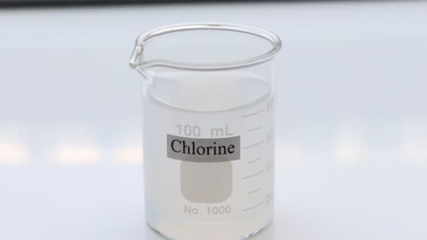 Solution Chlore Dans Verre Chlore Est Utilisé Pour Tuer Les — Video