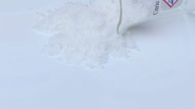 Sitrik asit, laboratuvarda veya endüstride kullanılan bir kimyasaldır. 