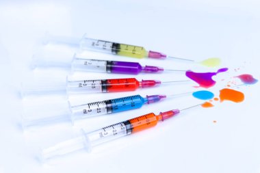 Şırınga tıpta ya da laboratuvarda ve renkte kullanılır. 