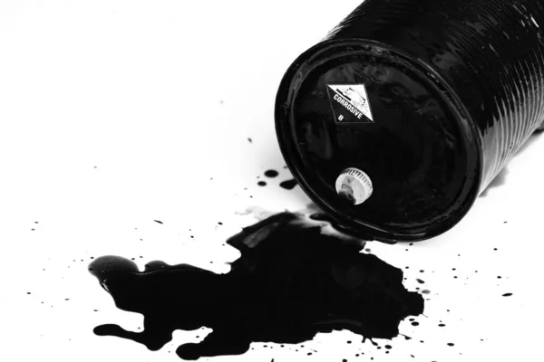 Endüstrideki ya da laboratuvarlardaki tehlikeli kimyasal atık konteynırları kapaktan sızıyor.