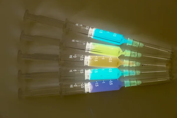 注射器は薬や実験室や色で使用されています — ストック写真