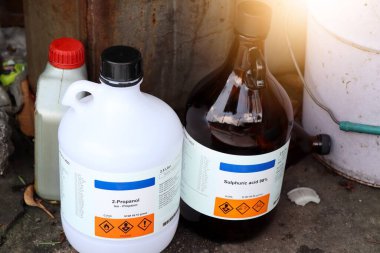 Endüstri veya laboratuardan gelen kimyasal atıklar, kimyasal şişeler. 