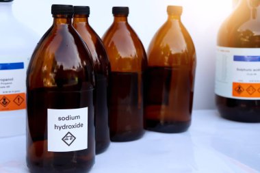 Şişedeki sodyum hidroksit, laboratuarda ve endüstride kimyasal madde.