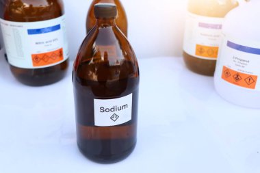 Şişedeki sodyum, laboratuarda ve endüstride kimyasal madde.