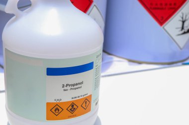 2-Propanol şişede, kimyasal laboratuarda ve endüstride.