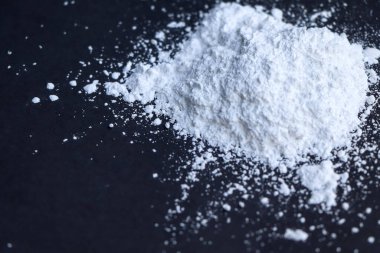 Laboratuvarda veya endüstride kalsiyum karbonat tozu kullanılır. 