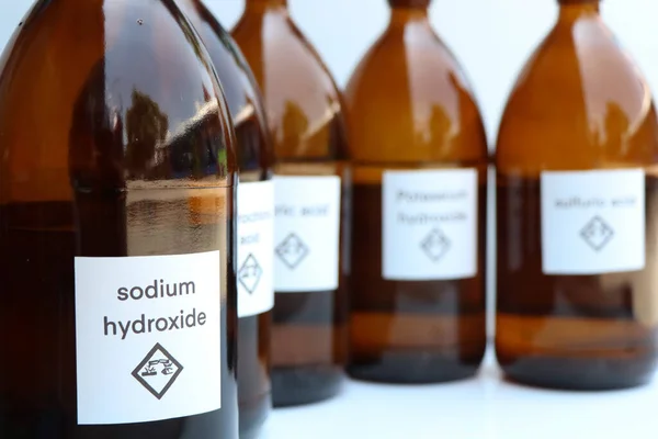 Şişedeki sodyum hidroksit, laboratuarda ve endüstride kimyasal madde.