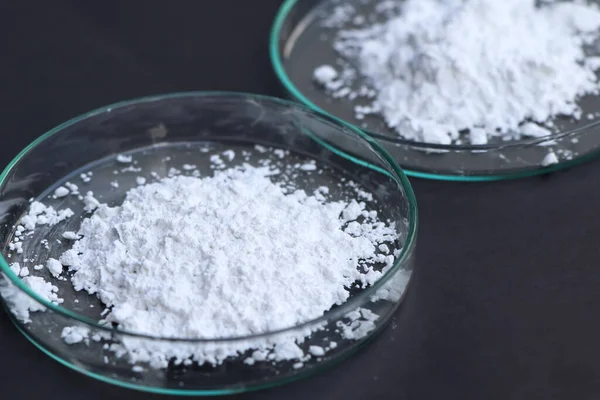 炭酸カルシウム粉末は 実験室や業界で使用されています — ストック写真