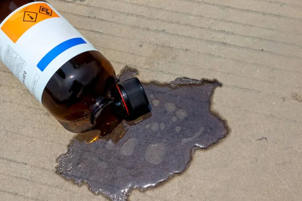 Endüstri kimyasalları ya da yerdeki laboratuvar sızıntısı çevreye zarar veriyor, kimyasal sembol