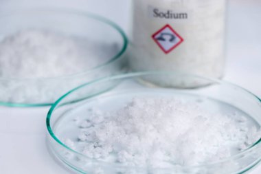Laboratuvar testlerinde ya da sanayide kullanılan sodyum tozu 