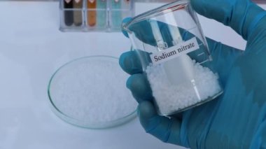 Laboratuvar veya sanayide kullanılan sodyum nitrat. 