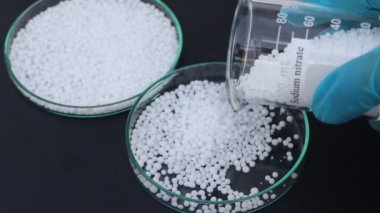 Laboratuvar veya sanayide kullanılan sodyum nitrat. 