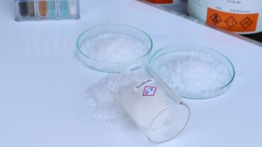 sodyum laboratuvarda ya da endüstride kullanılır 