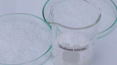 Laboratuvar veya sanayide kullanılan sodyum nitrat. 