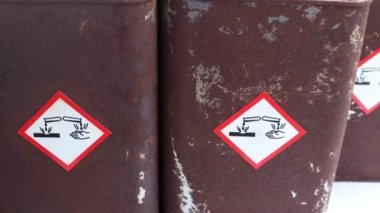 Eski metal yüzeyde kırmızı pas, kimyasal, aşındırıcı kimyasal sembolle aşındırıcı.