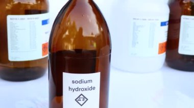 Şişedeki sodyum hidroksit, laboratuarda ve endüstride kimyasal madde.