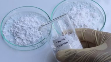 Kalsiyum karbonat laboratuvarda ya da endüstride kullanılır. 