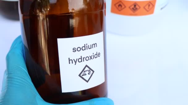Υδροξείδιο Του Νατρίου Στη Φιάλη Χημική Ουσία Στο Εργαστήριο Και — Αρχείο Βίντεο
