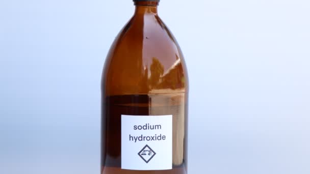 Υδροξείδιο Του Νατρίου Στη Φιάλη Χημική Ουσία Στο Εργαστήριο Και — Αρχείο Βίντεο