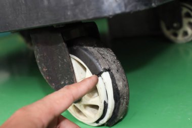 Tramvay tekerleği ağır yük yüzünden kırılmış, endüstride iş var. 
