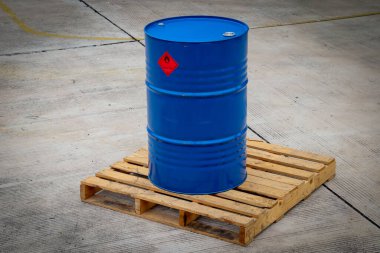 Fabrikadaki kimyasal tankın üzerindeki yanıcı sıvı sembolü. 
