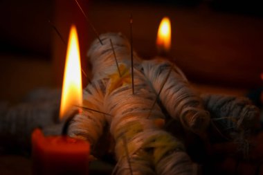 Karanlıkta mum ışığı ve lanetli bebek, mum ışığı töreni