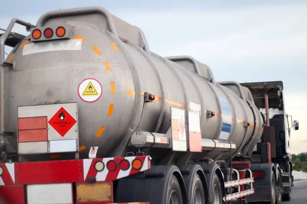 Vrachtwagens Die Gevaarlijke Chemische Stoffen Weg Vervoeren Industrieel Vervoer — Stockfoto