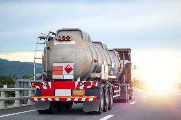 Camiones Que Transportan Productos Químicos Peligrosos Carretera Transporte Industrial — Foto de Stock