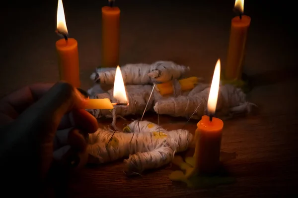 어두운 촛불을 저주받은 인형에 촛불을 — 스톡 사진