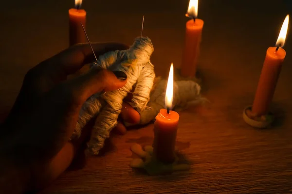 Cahaya Lilin Dalam Gelap Dan Boneka Kutukan Upacara Cahaya Lilin — Stok Foto
