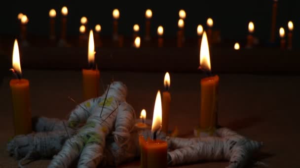 Světlo Svíčky Tmě Prokletá Panenka Obřad Při Svíčkách — Stock video