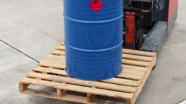 Warnsymbol Für Chemikaliengefahr Container — Stockvideo