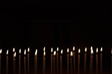 Karanlıkta mum ışığı, mum ışığı arka plan, din ve inanç.