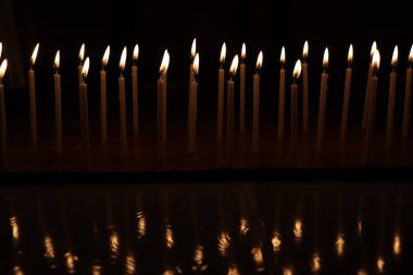 Mum ışığının karanlıkta bulanık görüntüsü ve bokeh, mum ışığı arkaplanı 