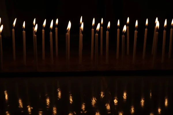 Θαμπάδα Εικόνα Του Φωτός Κερί Στο Σκοτάδι Και Bokeh Κερί — Φωτογραφία Αρχείου