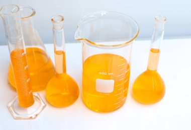 Laboratuvardaki doğal hammaddeler ve çevre dostu biyodizel deneyler.