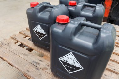 Siyah bir kimya tankında aşındırıcı kimyasal semboller, endüstrideki tehlikeli ürünler.
