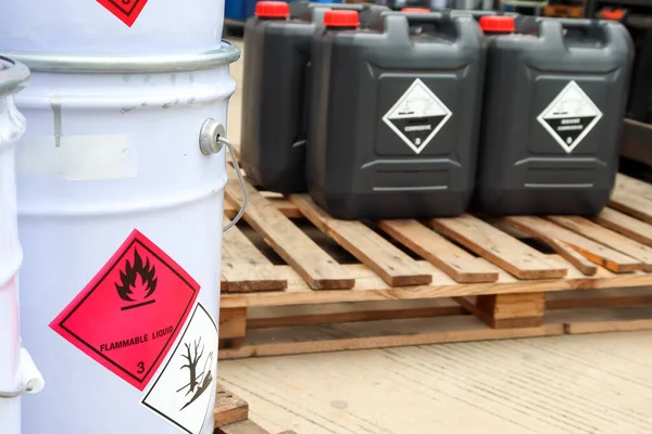 化油罐上易燃液体符号 工业中的危险产品 — 图库照片
