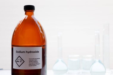 Şişedeki sodyum hidroksit, laboratuarda ve endüstride kimyasal madde.