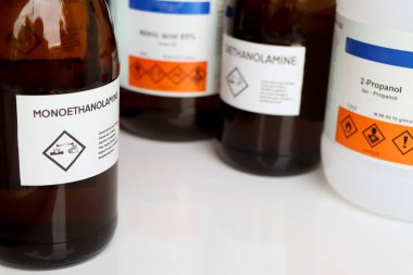 Şişede monoetanolamin, laboratuarda ve endüstride kimyasal madde.