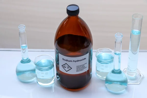 Υδροξείδιο Του Νατρίου Στη Φιάλη Χημική Ουσία Στο Εργαστήριο Και — Φωτογραφία Αρχείου