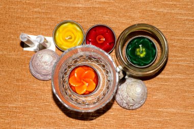 Ahşap arka planda mumlar ve cam, ritüeller ve inançlar veya dinler